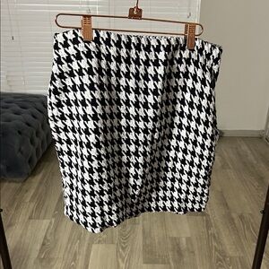 Classic Black and White Houndstooth Bodycon Skirt